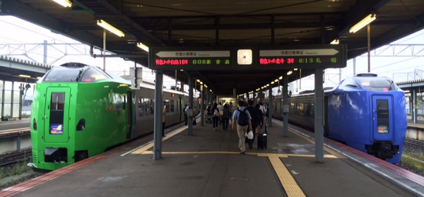 ある日の朝、函館駅で青森行きのスーパー白鳥（左）と札幌行きのスーパー北斗（右）が並んで出発を待っています。来年、北海道新幹線が開業するとこういう風景も見られなくなるのは少し寂しい気もしますね。